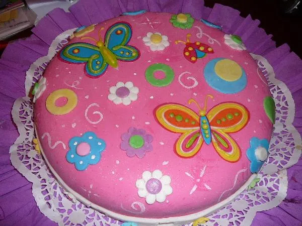 Torta decorada mariposa y flores - Imagui