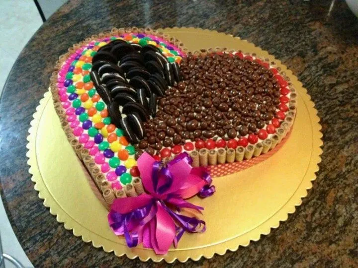 torta decorada con rocklets y chocolates - Buscar con Google ...