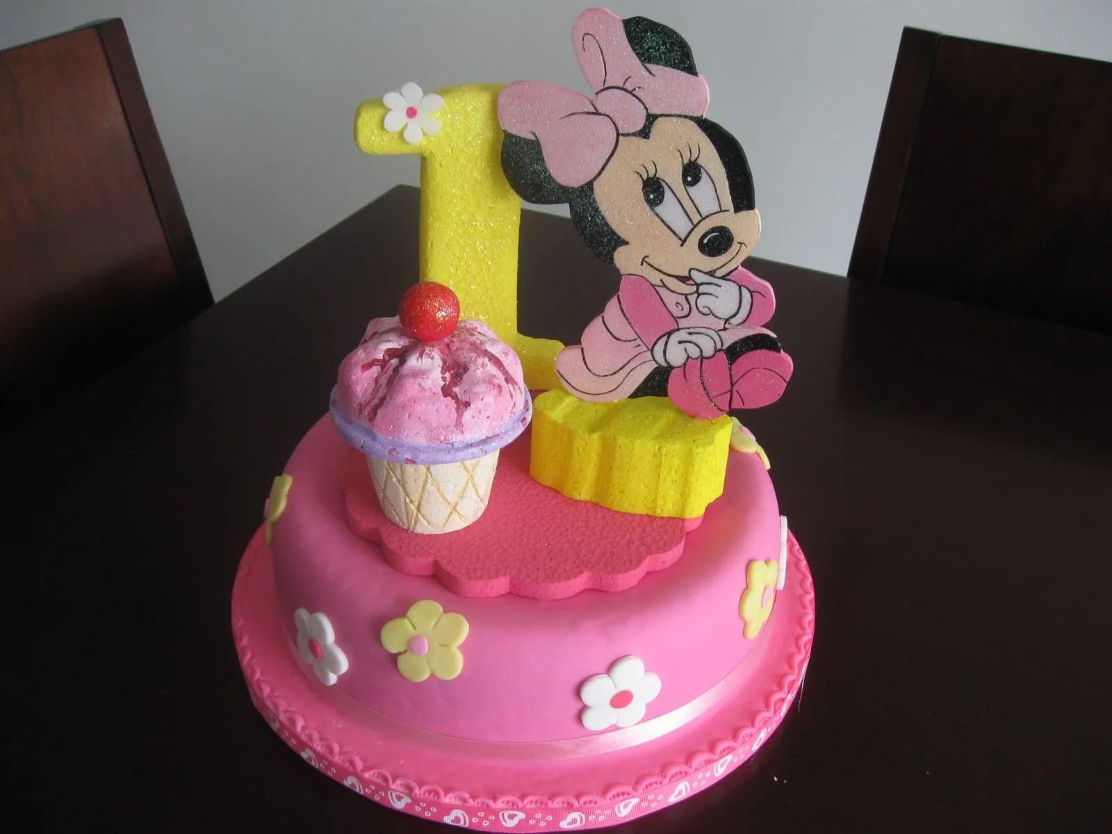 Delicake Tortas y Postres: Torta infantil en pastillaje de Minnie bebe