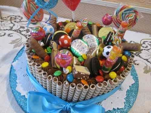 Torta de cumpleaños decoradas con golosinas - Imagui