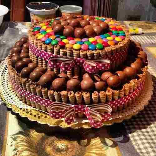 torta decorada con rocklets y chocolates - Buscar con Google ...