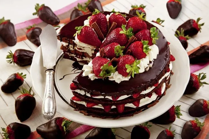 Encuentra en Enjoy la rica torta de chocolate con frutillas para ...