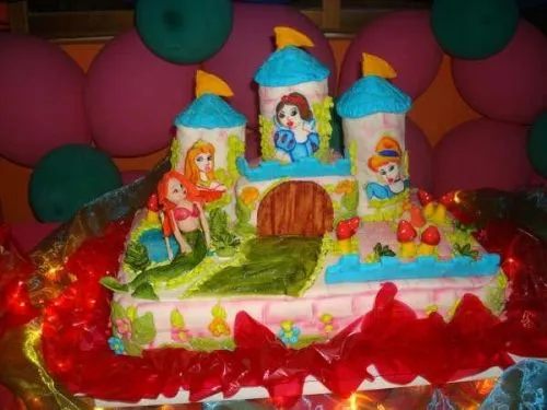 Imagen castillo de princesas escultura sobre torta - grupos.