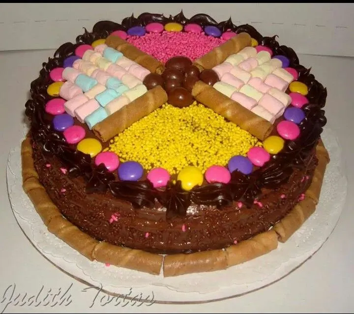 Torta decorada con pirulines, dandys y chocolate con leche ...