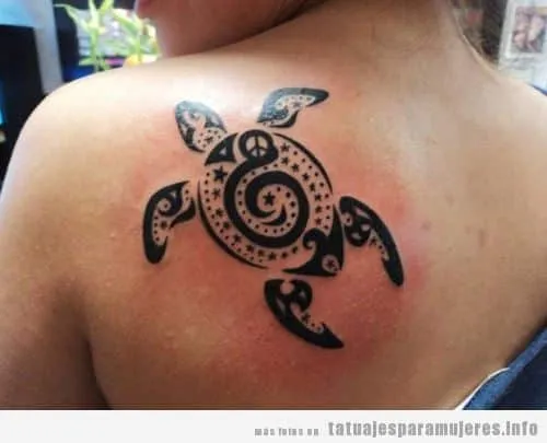 Tatuaje de una tortuga estilo maorí en la espalda | Tatuajes para ...