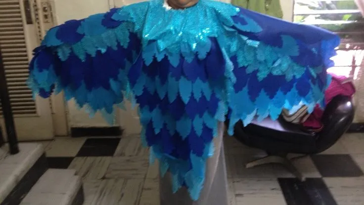 Traje de pájaro azul hecho con tela de pellón de colores ...