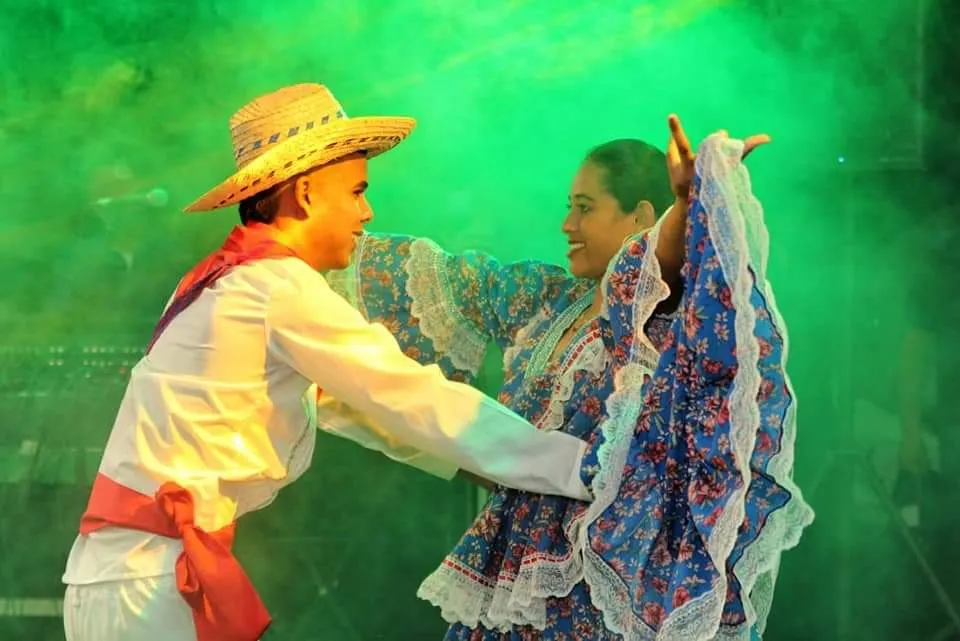 Traje Típico de Cumbia - Artes Folkloricas