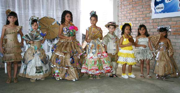 Vestidos hechos con papel reciclable para niñas - Imagui