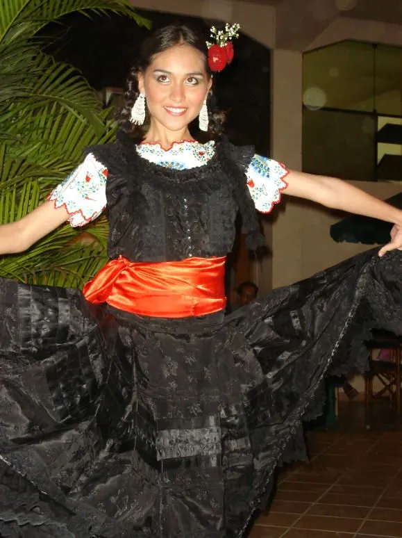 TRAJES TIPICOS DEL PERU Traditional Peruvian Dresses: La Marinera ...
