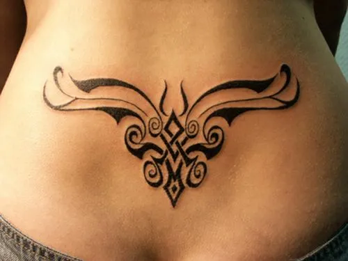 Tribal de Espalda Baja - Tatuajes para Mujeres