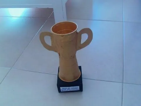 Trofeo con 2 vasos de plastico muy facil - YouTube