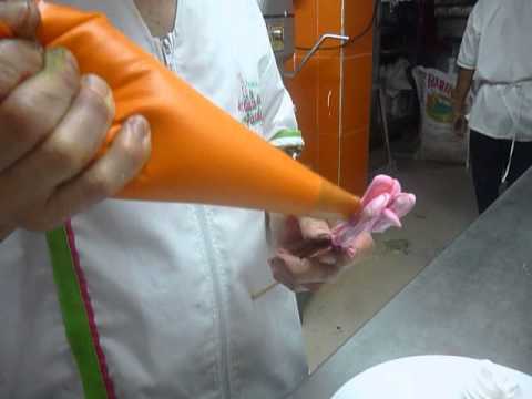 tutorial como hacer rosas en crema chantillyn - YouTube