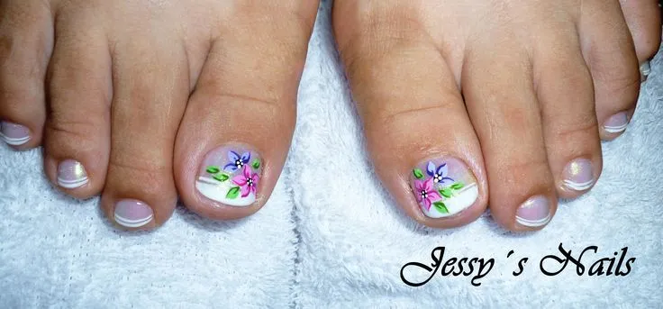 uñas de los pies en tono oscuro con flores #uñas #clasicas #pies ...