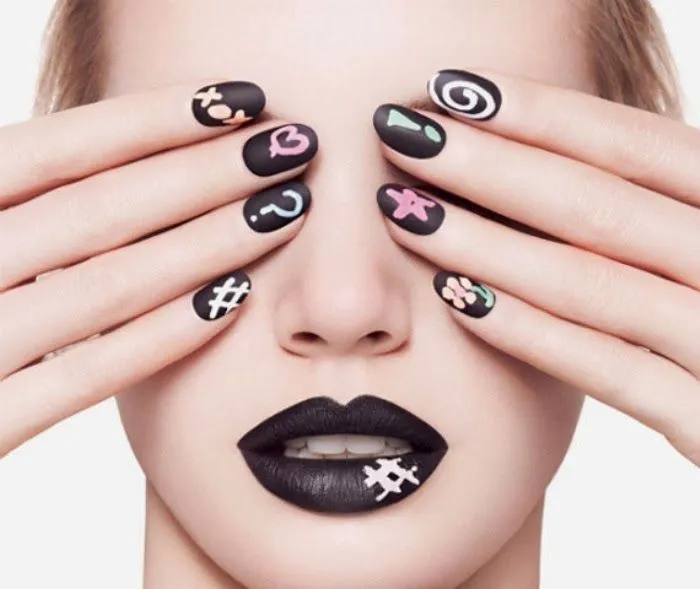 UÑAS, MANOS Y PIES: MANICURE CON ESMALTE NEGRO - UÑAS DECORADA CON ...