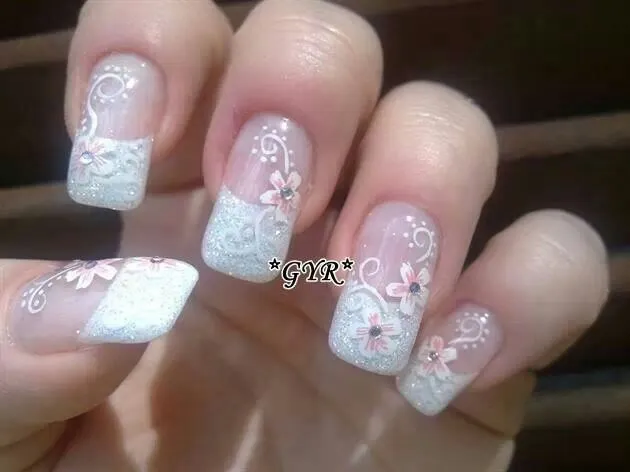 Uñas puntas blancas_decoración de flores | figuras para uñas en ...