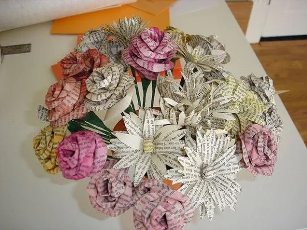 Como hacer flores con papel de periódico - Imagui
