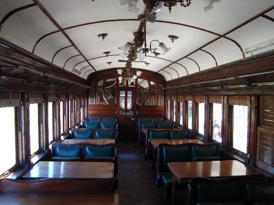 uno de los vagones del tren con tapiceria verde - Picture of Tren ...