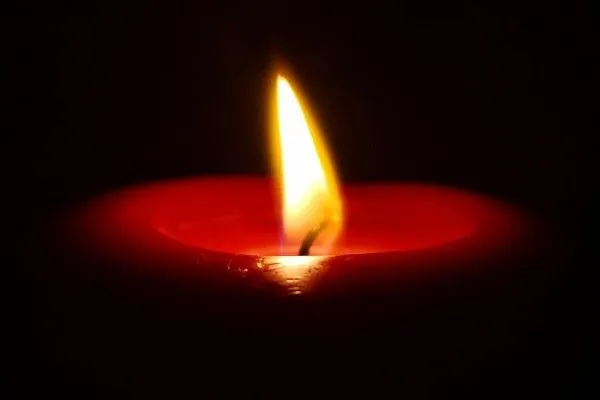 Una vela encendida (10004)