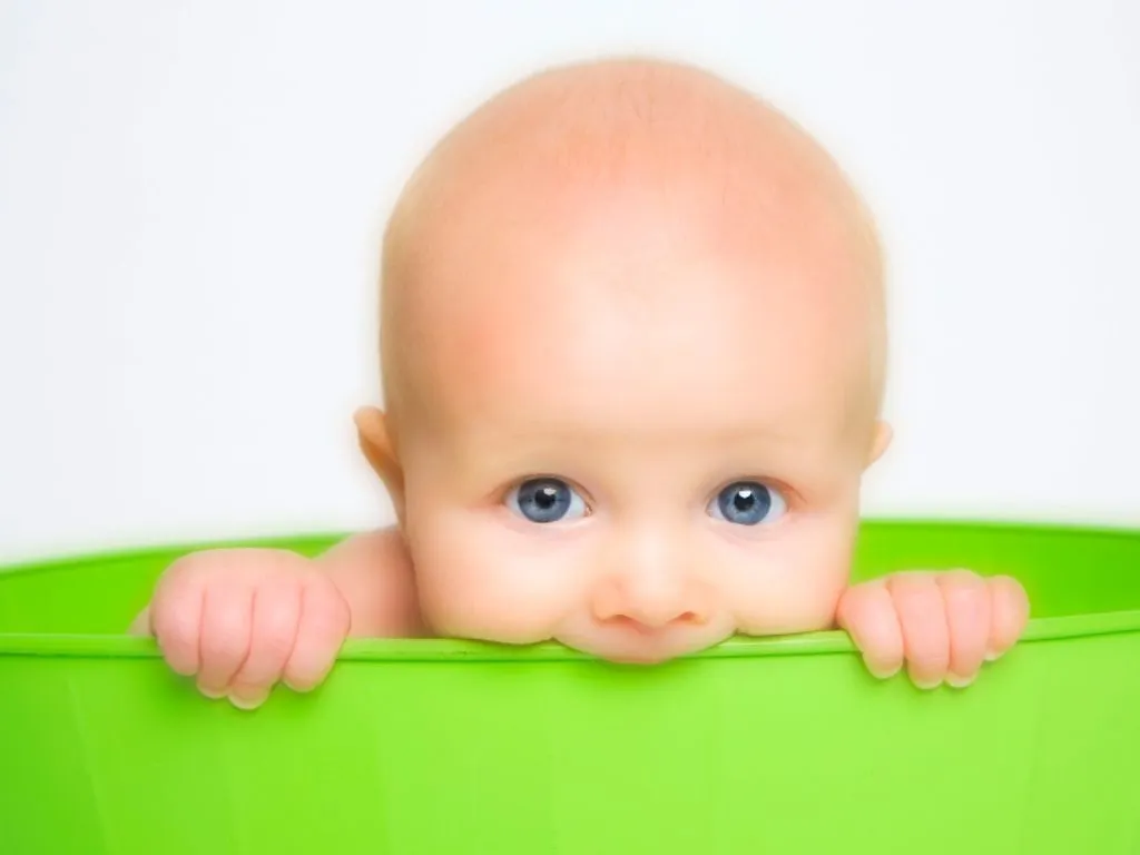  ... vemos un bebé con una carita muy simpática y hermosos ojos azules