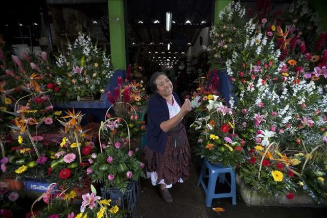 Una vendedora ofrece arreglos florales durante el "Día del Cariño ...