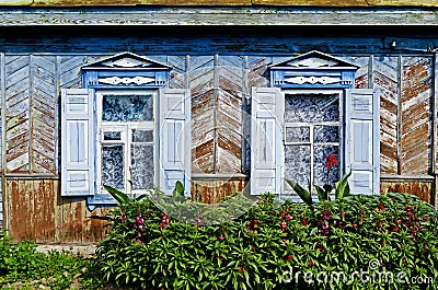  Dos ventanas en la casa de madera.