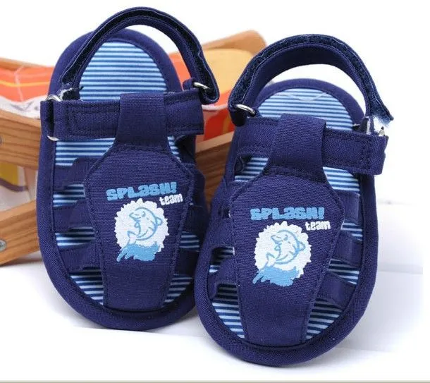 De color azul del verano las sandalias del bebé niños zapatos ...