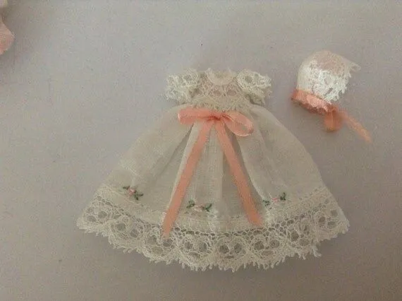 vestido bebe en miniatura vestido bebe por PilarCalleMiniatures