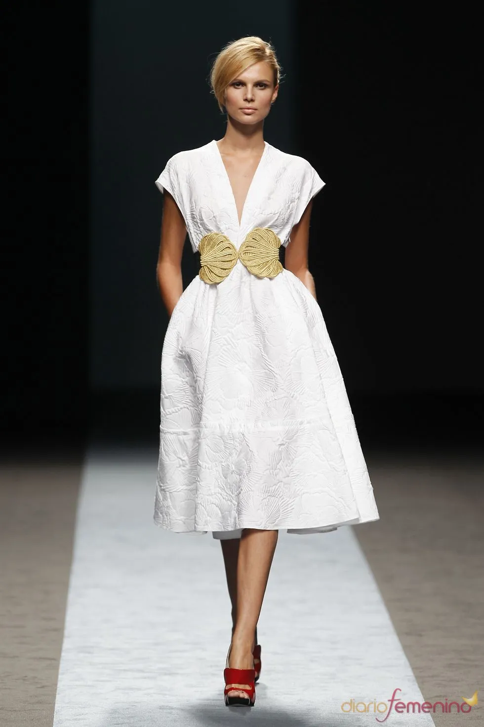 Vestido Blanco Y Elegante De Miguel Palacio Para El Verano 2011 ... Vestido Blanco Y Elegante De Miguel Palacio Para El Verano 2011 ...