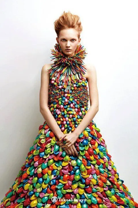 Vestido de reciclaje hecho con las bandejas de las cajas de ...