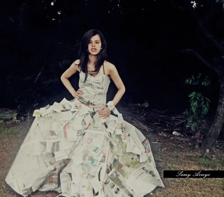 Vestido de papel periodico. | Reciclaje | Pinterest