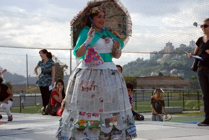 Vestidos con material reciclable para niños - Imagui