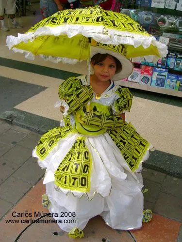 Vestidos con material reciclable para niños - Imagui