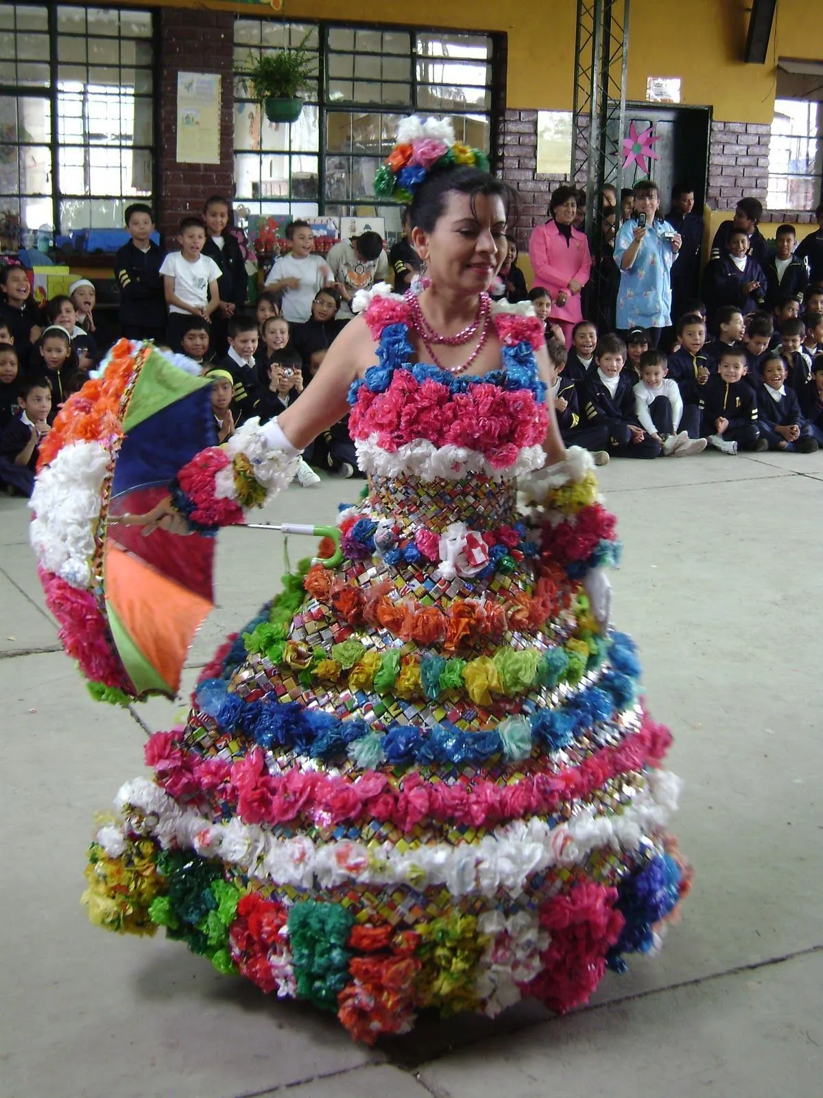 vestidos de material reciclado - Buscar con Google | disfarce ... vestidos de material reciclado - Buscar con Google | disfarce ...