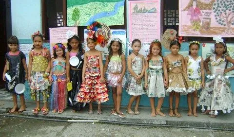 Vestidos para niñas hechos con material reciclable - Imagui