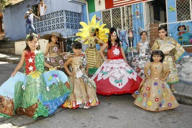 Vestidos de niña con material reciclable - Imagui