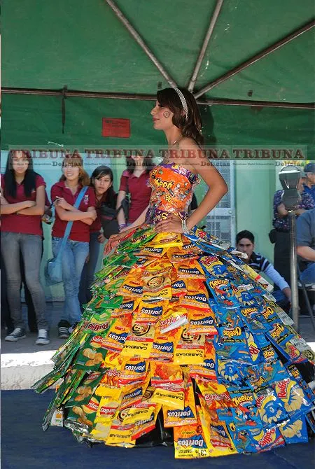 Vestido de niñas con material reciclable - Imagui
