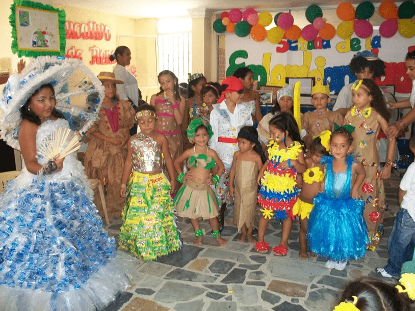 Vestidos elaborados con material reciclable para niñas - Imagui