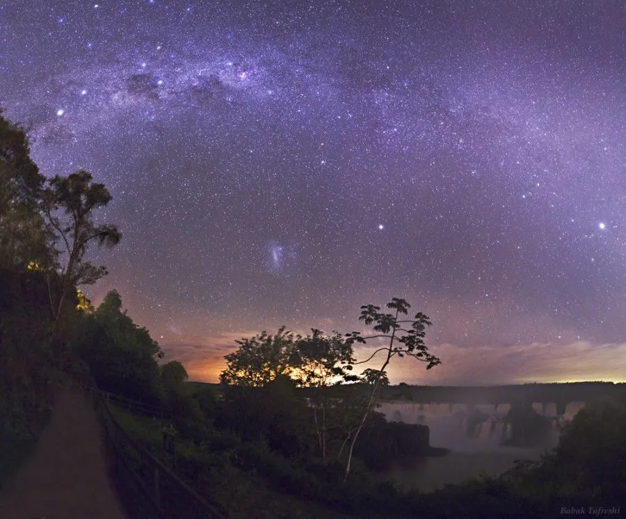 de la Vía Láctea brillaba intensamente durante esta noche estrellada ...