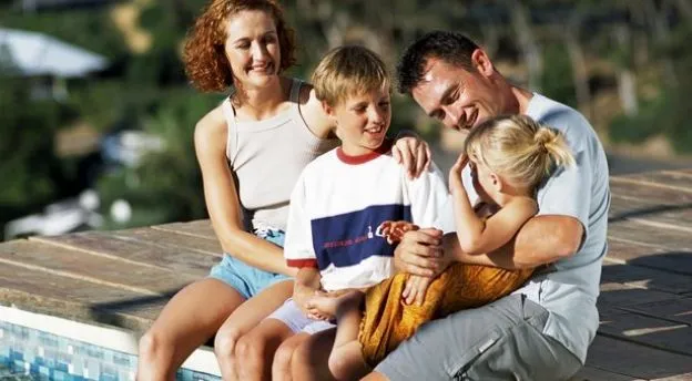 Imagenes de familias felices en la playa - Imagui