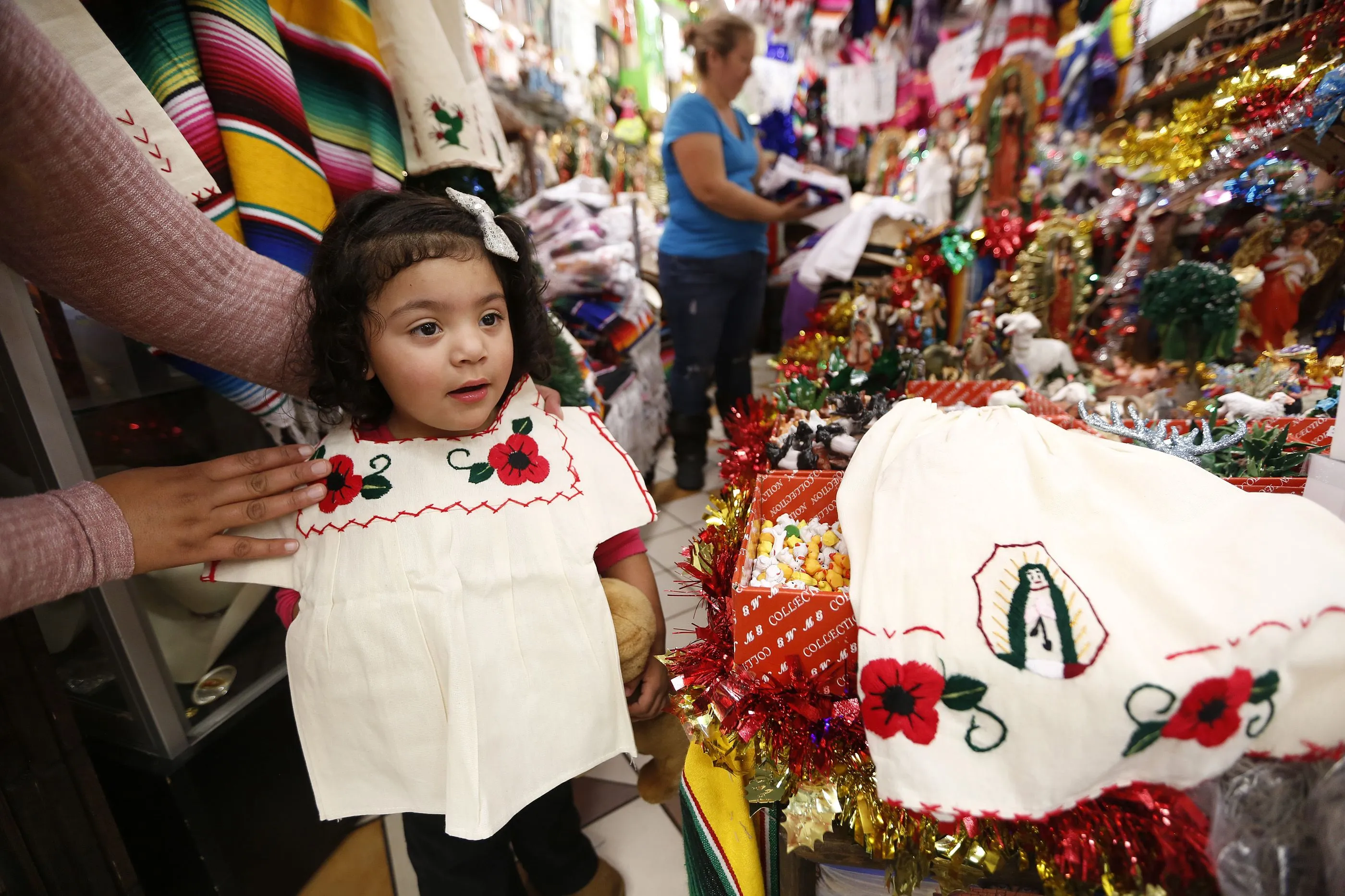 Visten a niños de indígenas para honrar a la Virgen de Guadalupe - La  Opinión