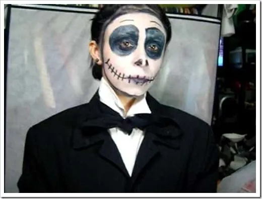 vístete de negro y maquillaje la cara como Jack Skeleton