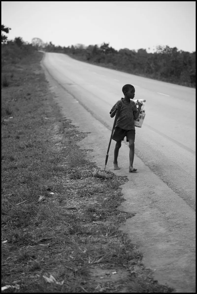 Wakarimasen: Niño caminando en una carretera Wakarimasen: Niño caminando en una carretera