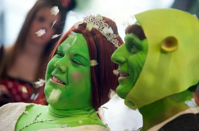 What a fairytale wedding! Couple tie the knot dressed as Shrek and ...