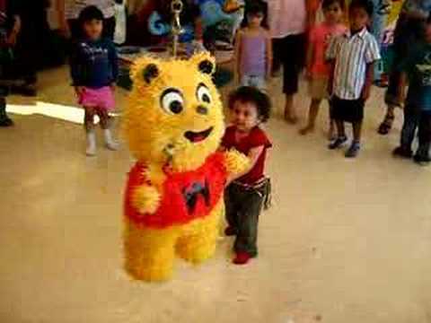 Winnie the Pooh piñata in Cuernavaca, Morelos, Mexico - YouTube