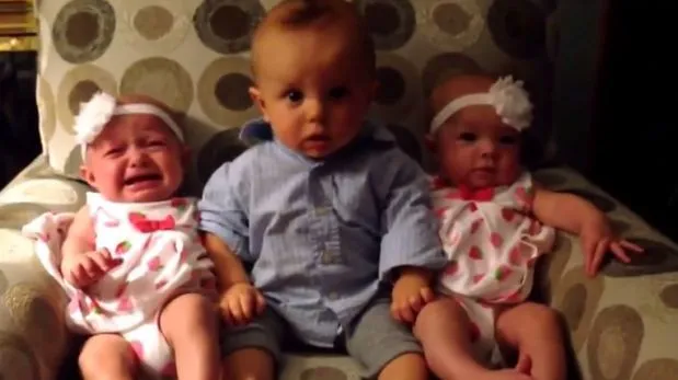 YouTube: la emoción de un bebe al ver a gemelos por primera vez ...