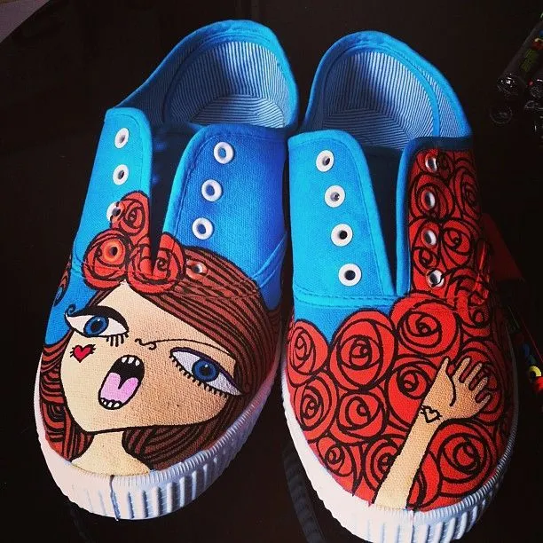 Zapatillas pintadas a mano. Compralas en http://www.pnitas.es ...