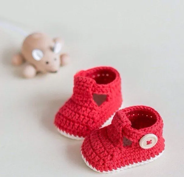 Zapatitos tejidos a crochet para bebe