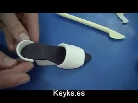 Cómo hacer un zapato de fondant. How to make a fondant shoe - YouTube