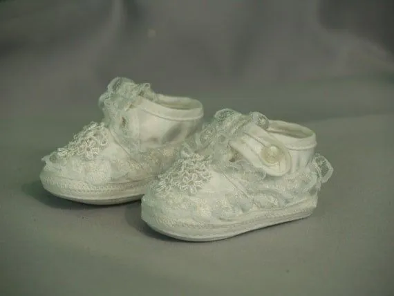 Zapatos para bautizo blancos tallas 00 al 3 de Satin por NewBrideCo