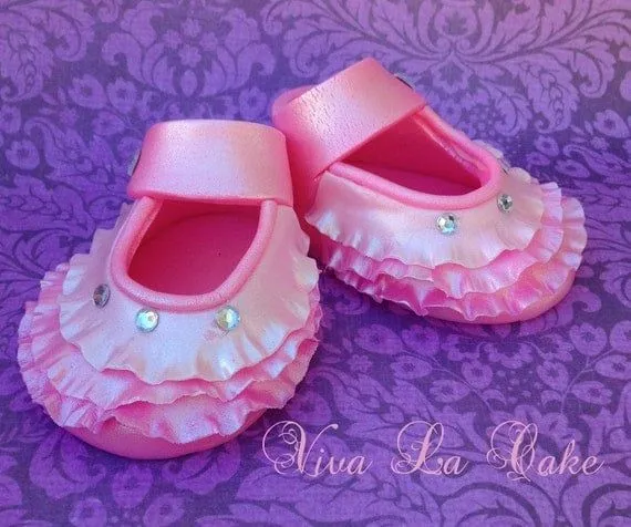 Zapatos de bebe hechos en fondant para decorar por vivalacakeshop